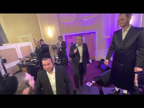 Kalmy Schwartz and Hershy Langzam Perform at Wedding