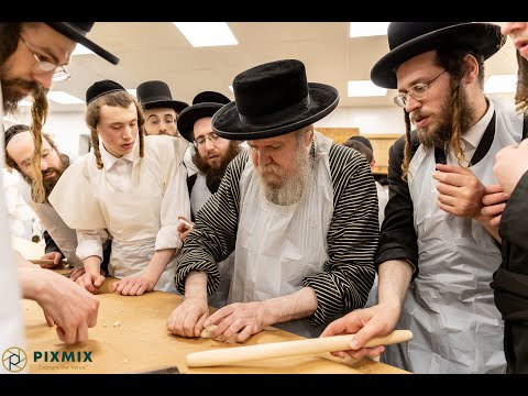 Lelover Rebbe Rev  Dovid Biderman Baking Passover Matzah!האדמ”ר מלעלוב אצל אפיית מצות ערב פסח