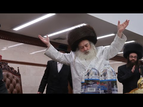 פורים ביי האדמו”ר מ’קראלי | Purim with the Krula Rebbe